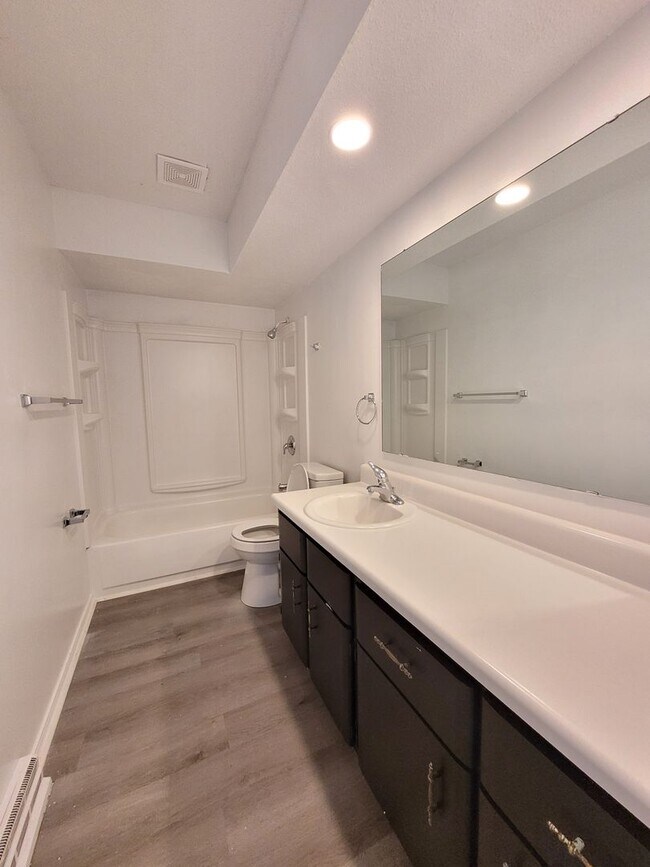 Building Photo - Come see this 2 bedroom 1.5 bathroom fully...
