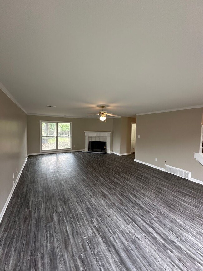 Foto del edificio - Huge 3 BD Home On A Corner Lot! Fully Fenc...