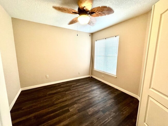 Building Photo - IMMACULATE 2/2 with FLEX ROOM in Country C...