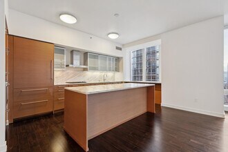 Building Photo - 301 Mission St