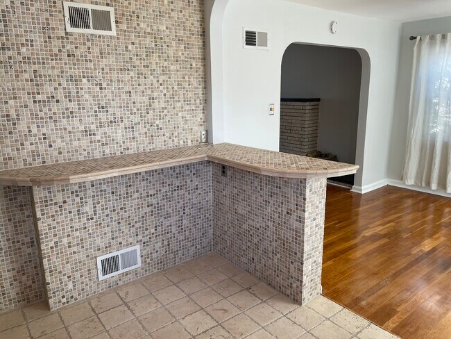 Building Photo - 674 Forest St