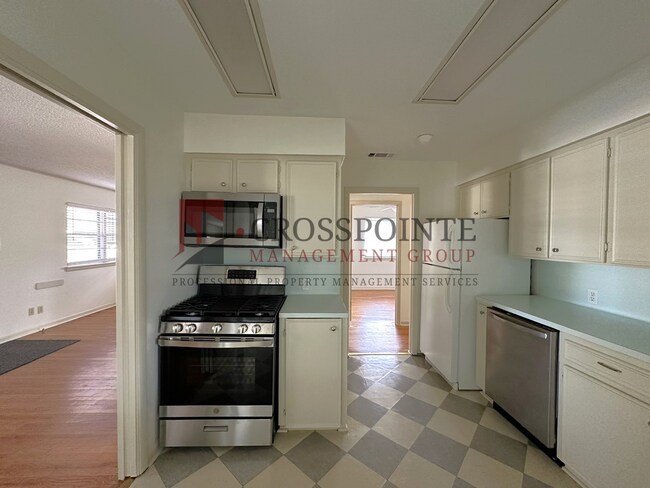 Foto del edificio - 3 Bedroom 1.5 Bath with Office Space!