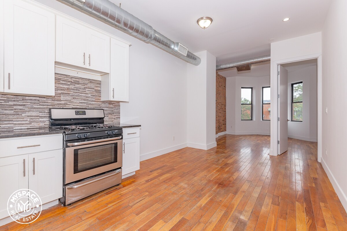 Primary Photo - 530 Kosciuszko St