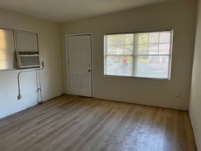 Foto del edificio - Duplex near Bumby/Michigan