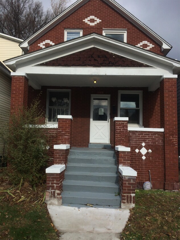 Primary Photo - 1125 Moss St