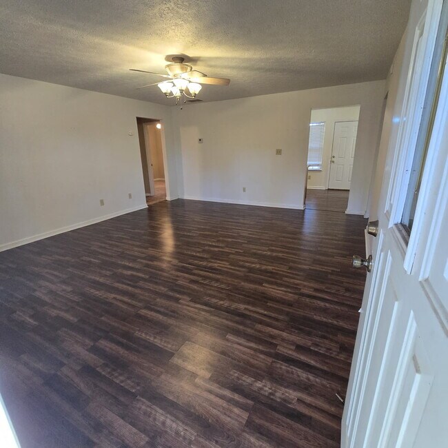 Foto del edificio - Private 3-Bdr 2 Full Bath Ranch with large fenced backyard and workshop.