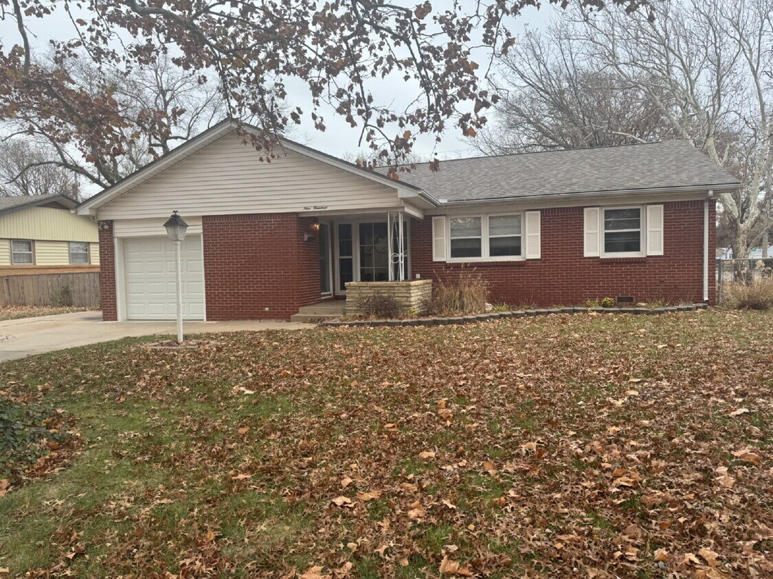 Primary Photo - 900 N Redbarn Ln