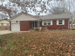 Building Photo - 900 N Redbarn Ln