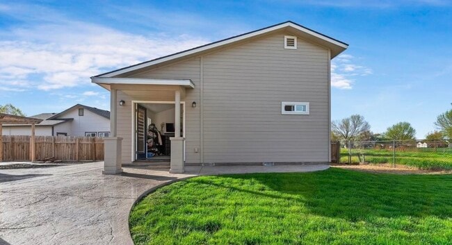 Building Photo - 2463 N Maxie Way
