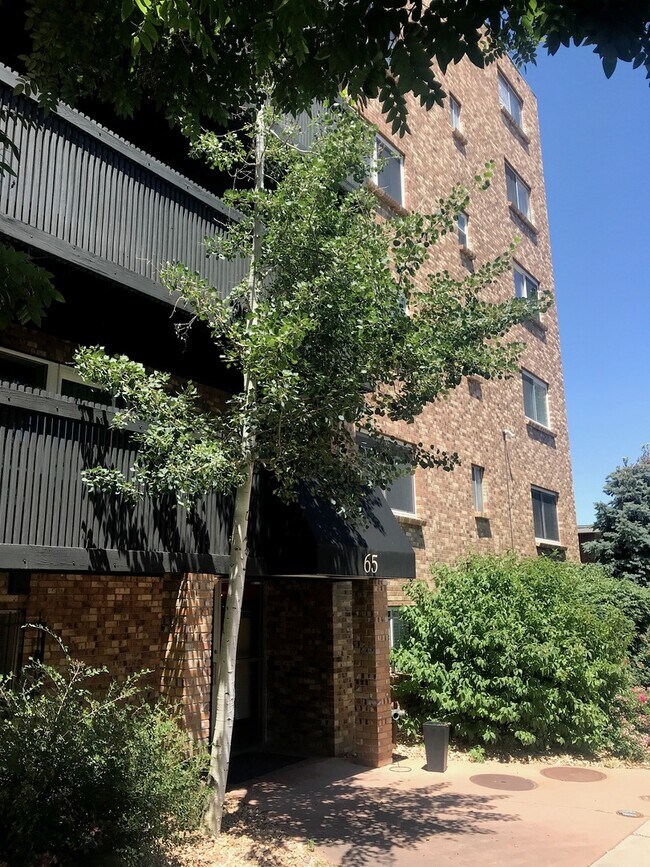 Building Photo - Studio Apartment in Awesome Denver Location!