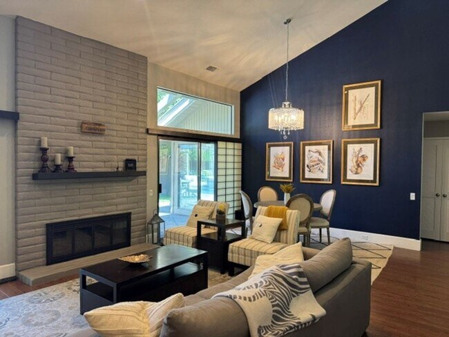 Foto del edificio - Gorgeous 3-Bedroom House in Gold River wit...