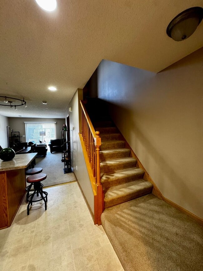 Foto del edificio - Affordable Non-smoking townhouse in SW Rochester 2beds 2 baths 1 car attached garage washer dryer...