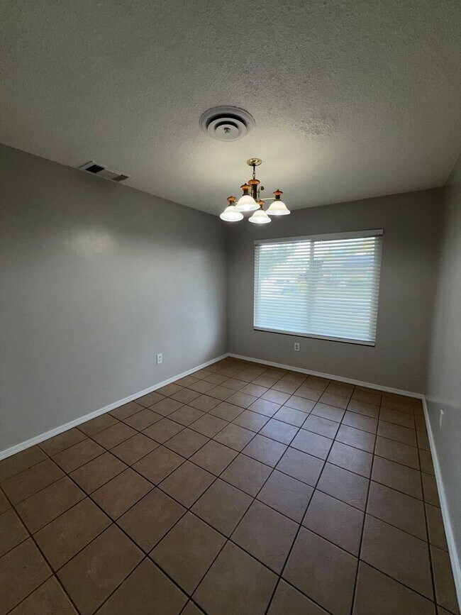 Foto del edificio - Beautiful 4 Bedroom House in NW Bakersfield with Pool!
