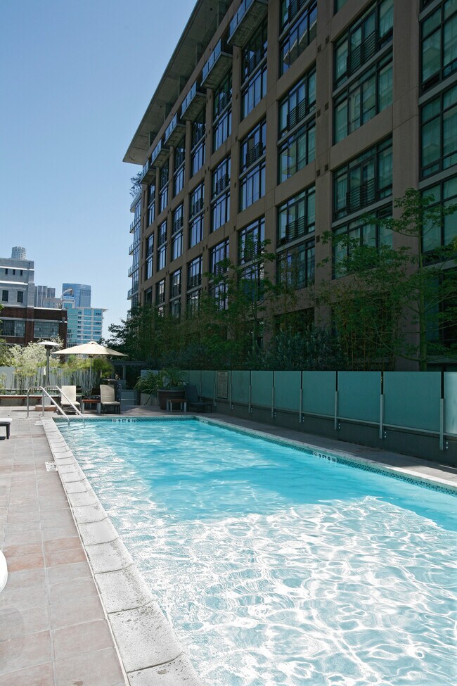 Piscina 1 - 1100 S Hope St