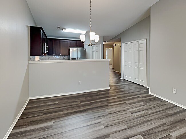 Foto del edificio - 6301 Ziegler Ln