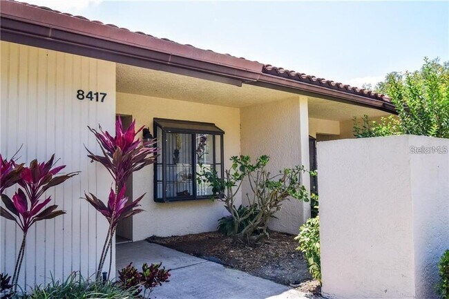 Foto del edificio - 8417 Gardens Cir