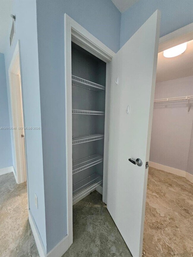 Foto del edificio - 9055 SW 73rd Ct