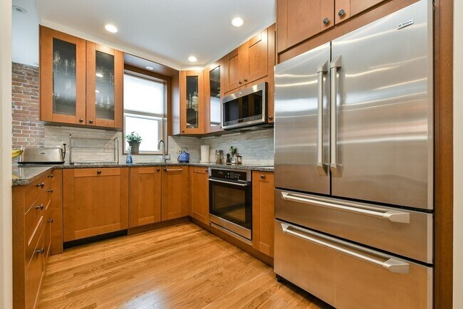 Building Photo - 1038 Beacon St