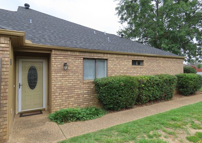 Foto del edificio - Lovely 3 Bedroom, 2 Bath Duplex-Lawn Care ...