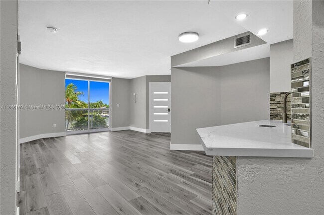 Foto del edificio - 5880 Collins Ave