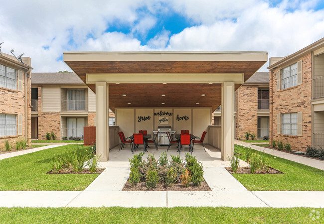 Outdoor Kitchen - Mosaic Apartments