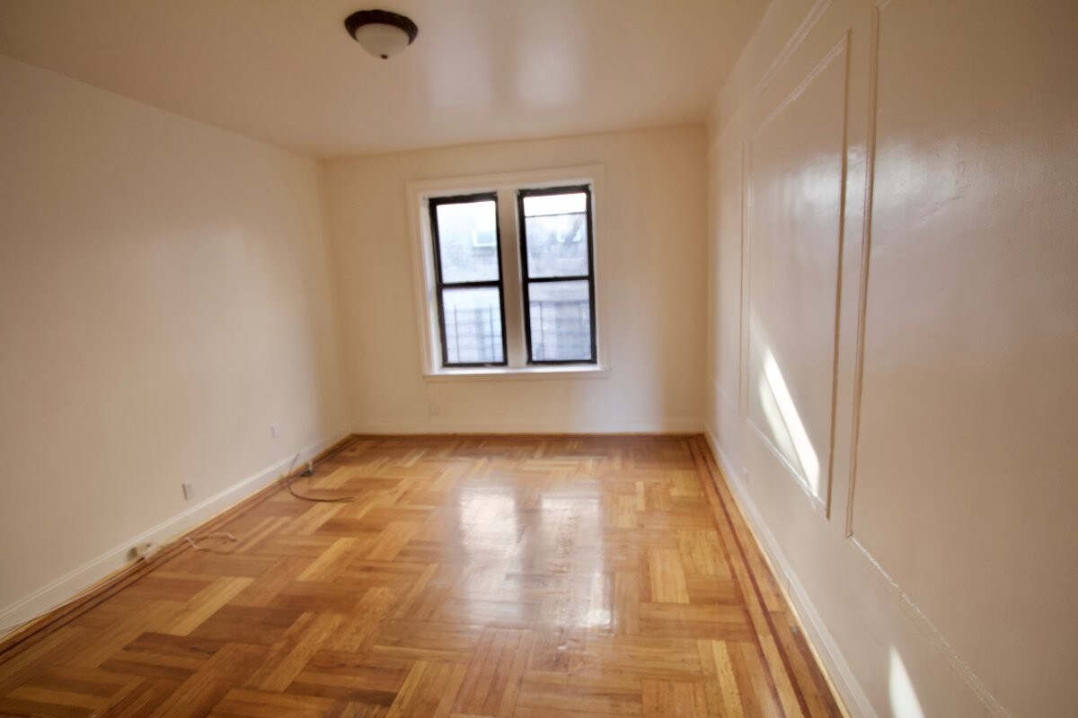 Foto principal - 2837 Valentine Ave
