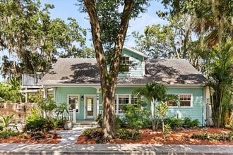 Building Photo - 748 Altaloma Ave