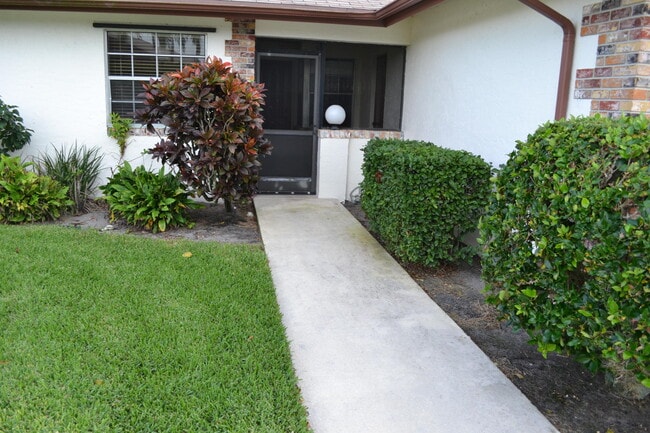 Building Photo - 104 Moccasin Trail S