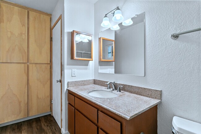 Building Photo - 26920 Golf Course Ln