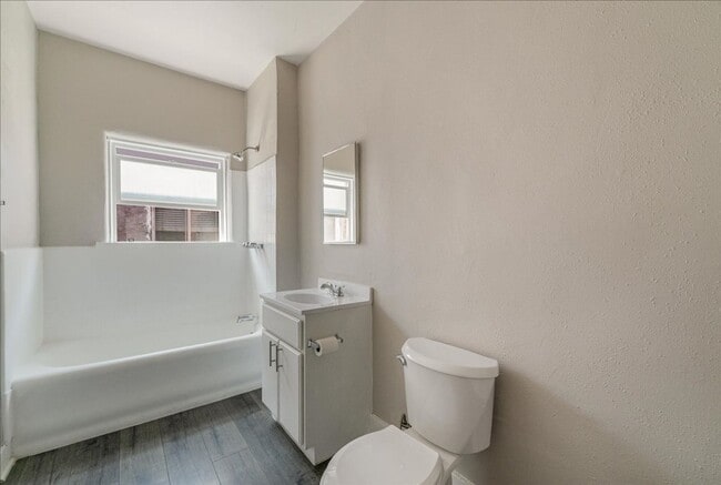 Building Photo - Beautiful Studio Apartment! Minutes from S...