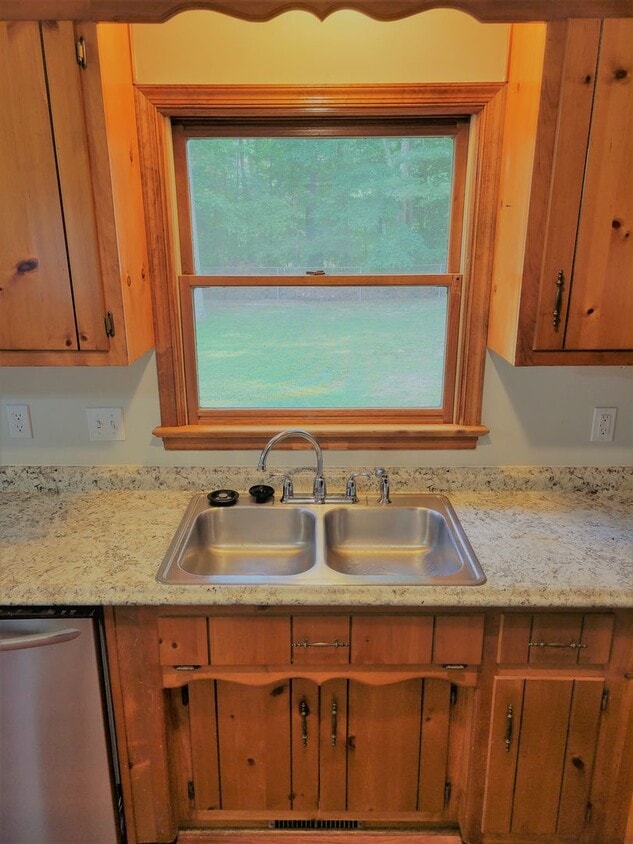 Primary Photo - Spacious 3 bedroom 2 bath rancher availabl...