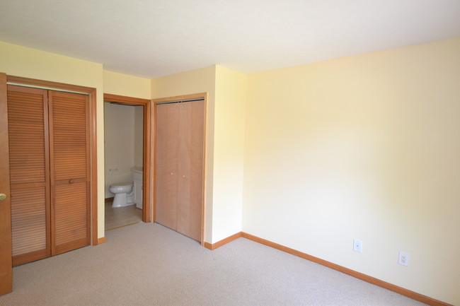Building Photo - Willow Bend-Ground floor Condo.