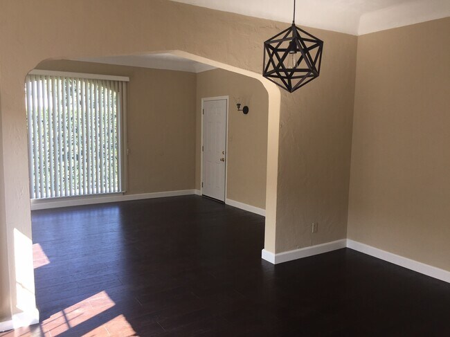 Building Photo - 2618 Hillcrest Dr