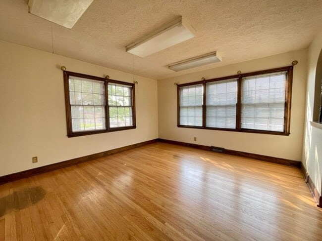 Building Photo - SPACIOUS 3 Bedroom, 1 1/2 Bath Home Availa...