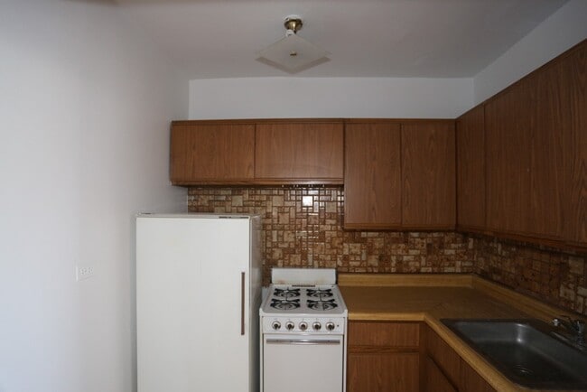 Building Photo - 742 W Belmont Ave