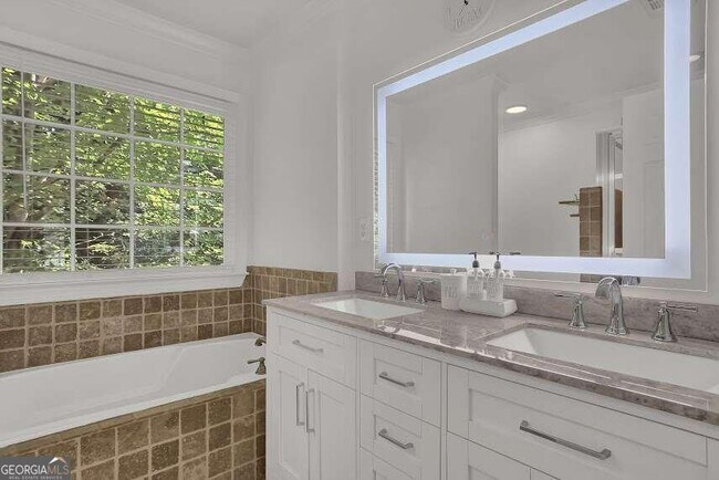 Foto del edificio - 133 Hilltop Dr SW