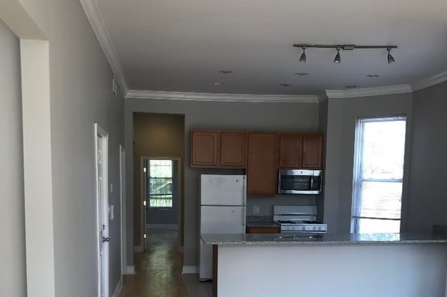 Kitchen - 2608 W Evergreen Ave