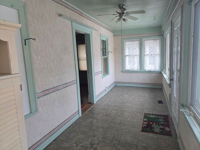 Building Photo - 3-Bedroom, 1-Bathroom Home with Basement & Garage – $1,375/Month | Accepting Section 8