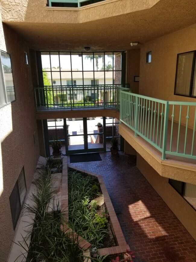 Foto del edificio - Dicken's Court Apartments