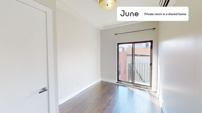 Building Photo - Private bedroom in 4 bed/2 bath Home