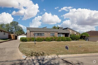 Building Photo - 2905 NW Templeton Terrace