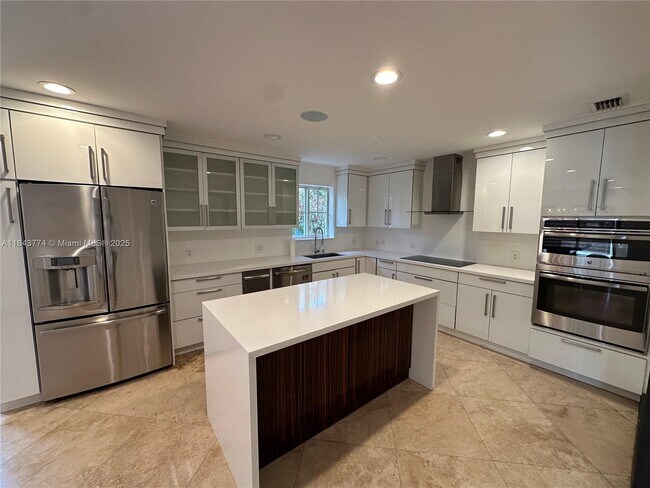 Foto del edificio - 9341 Dickens Ave