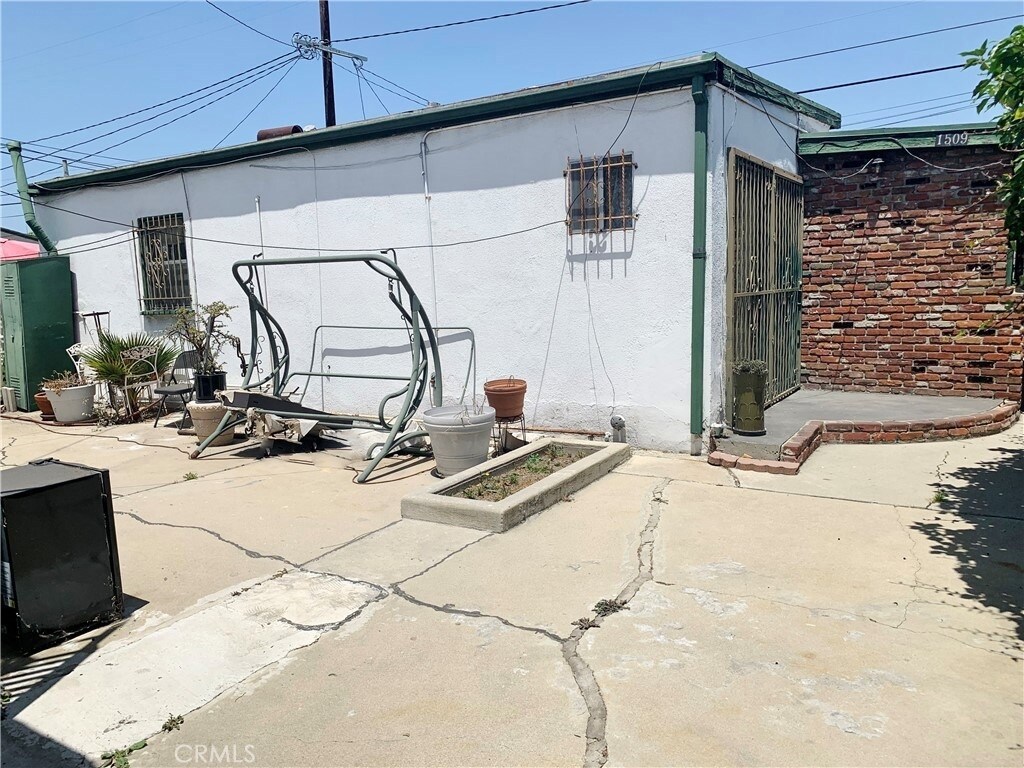 Building Photo - 1509 W Florence Ave