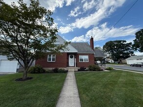 Building Photo - 701 W Oak St