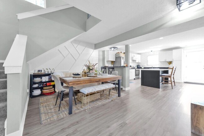 Foto del edificio - 1945 Woodcrest Rd