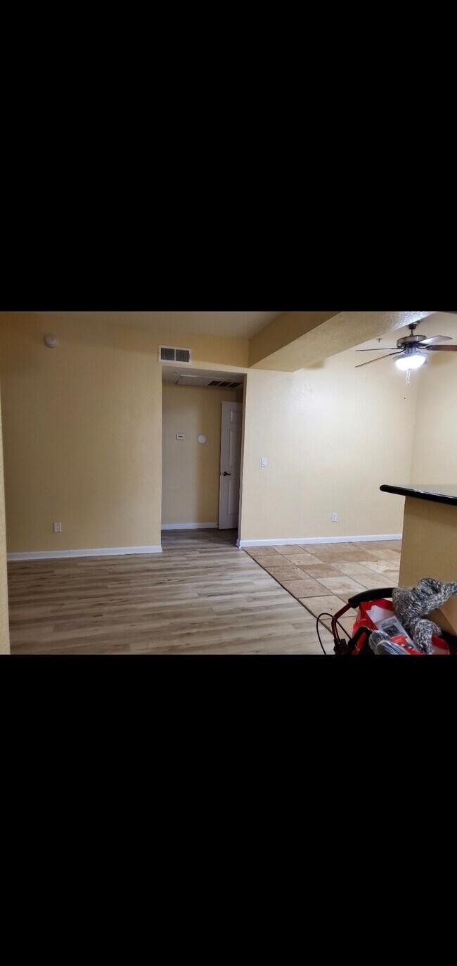 Living /dining area - 885 Halidon Way