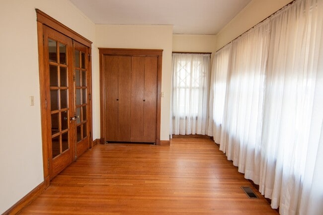 Building Photo - 2 Bedroom 1 Bath