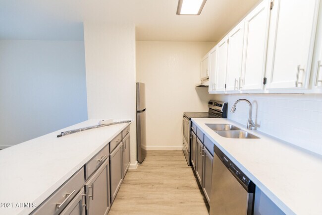 Building Photo - 2020 W Orangewood Ave