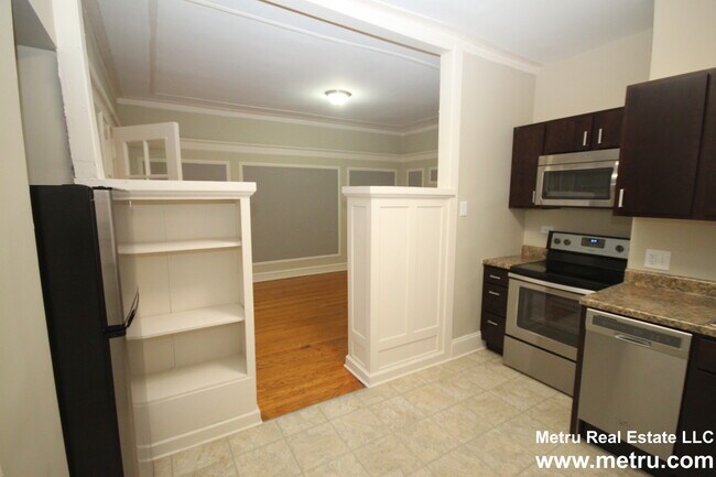 Building Photo - 807 W Cornelia Ave