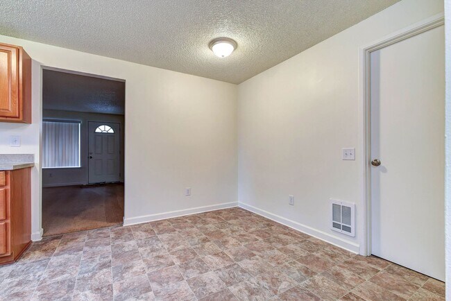 Building Photo - 15829 Manor Way